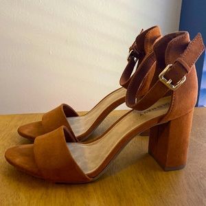 Old navy block heel sandals sz 6